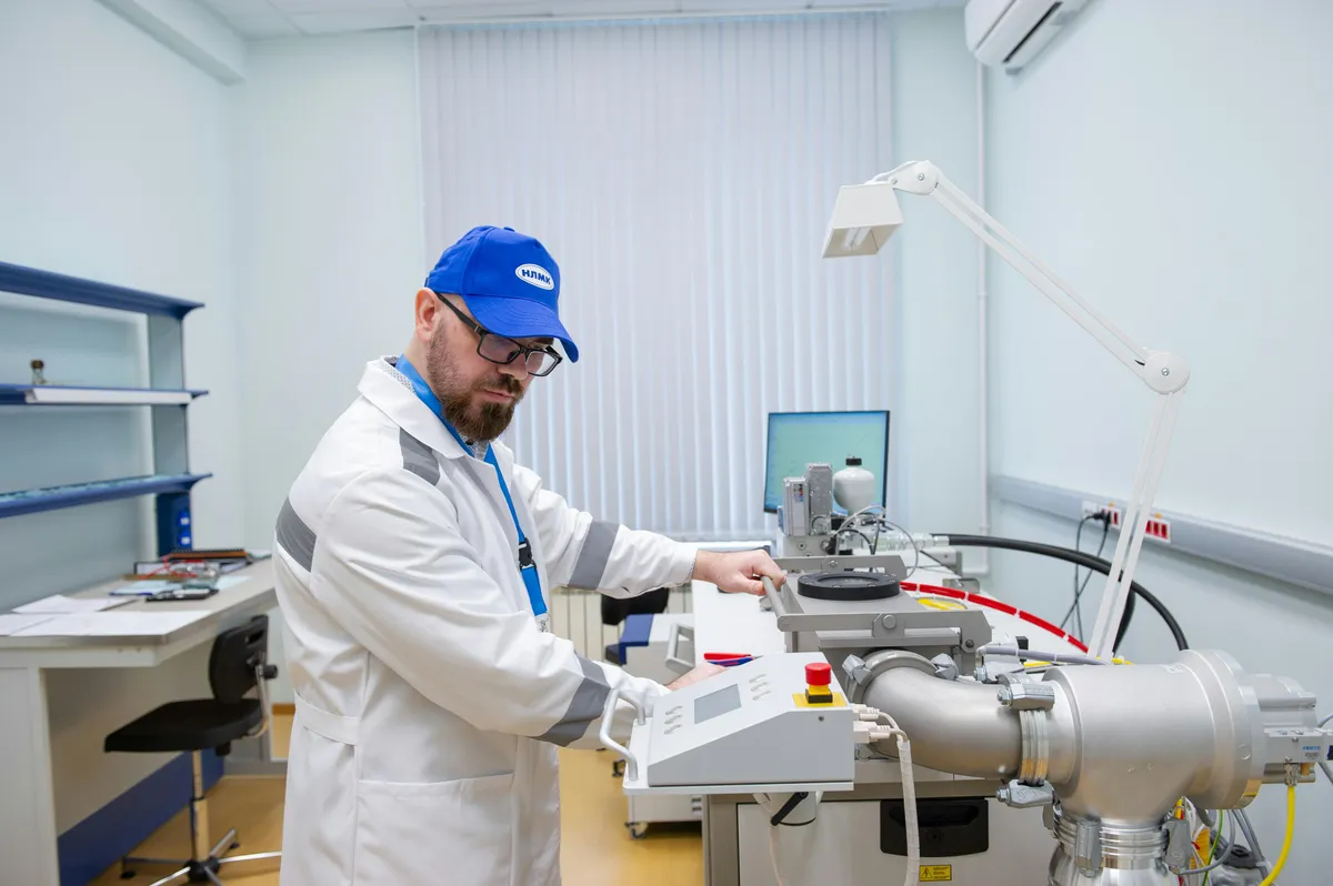 Ingénieur industriel travaillant sur un équipement de laboratoire