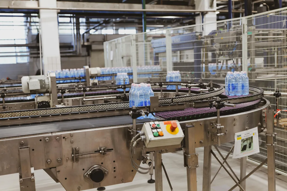 Ligne de production industrielle avec convoyeurs et machines
